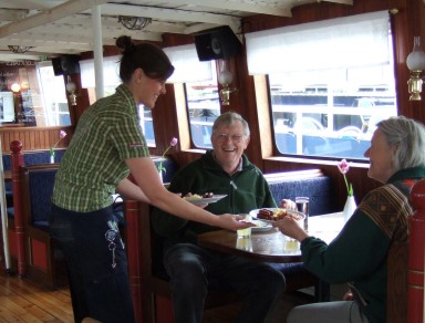 Bo Simon med hustru serveras brunch av en gl�djespridande Maria.