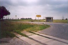 Infart Siedenbr&uuml;now, nedlagd j&auml;rnv&auml;g, busskur, vindkraft, elkraftledningar