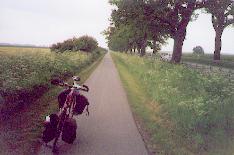 Cykel och jordbruksv&auml;g parallellt med landsv&auml;gen. Vanligt i Tyskland.