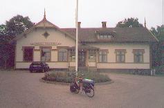 Folkskolan i Lerdala. En arkitektp&auml;rla.