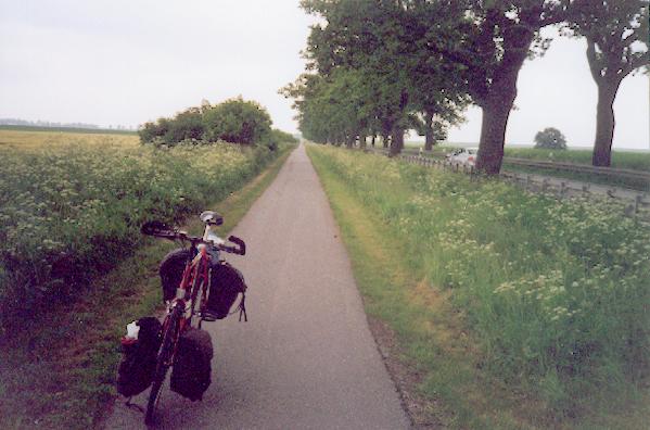 Cykel och jordbruksv&auml;g parallellt med landsv&auml;gen. Vanligt i Tyskland.