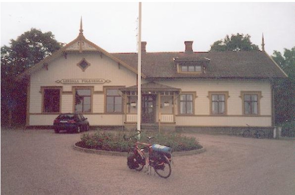 Folkskolan i Lerdala. En arkitektp&auml;rla.