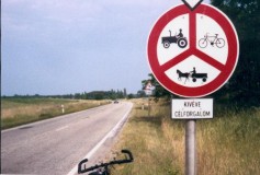 Skylt p&aring; v&auml;g 10