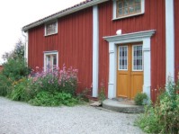 Mossebo Stom. Tr&auml;dg&aring;rdsf&ouml;rening odlar runt husen. /Pr&auml;stsl&auml;kt/