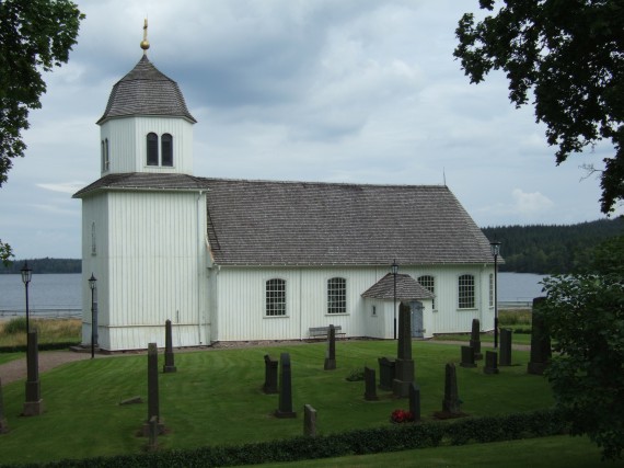 Str&auml;ngsereds kyrka fr&aring;n 1671. Nu g&aring;r riksv&auml;gen p&aring; bank &ouml;ver sj&ouml;n. /Holm&ouml;/