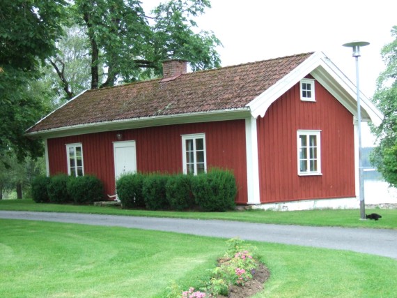 Dalstorp gamla pr&auml;stg&aring;rd. Flygel till dagens pr&auml;stg&aring;rd, som &auml;ven har orginella
lusthus p&aring; baksidan (ej foto pga regn) /Pr&auml;stsl&auml;kt/