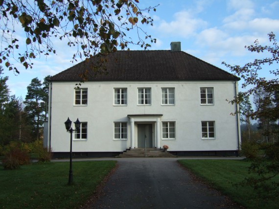 Tranemo pr&auml;stg&aring;rd fr&aring;n 1930 ligger p&aring; samma plats som den gamla. Utformning fr&aring;n Torpa? /Pr&auml;stsl&auml;kt/