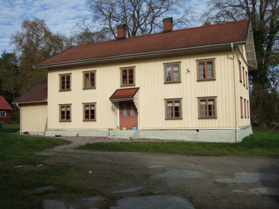 Lida. K-m&auml;rkt byggnad. Bebos av katter. Damen som &auml;ger st&auml;llet bor p&aring; &auml;ldreboendet i Horred &aring;r 2007. /P.Tranberg/Maria B./