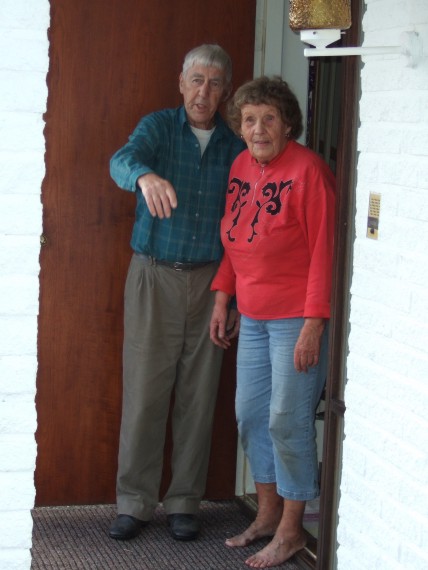 KG (sl&auml;ktforskare) och Iris Junhall i Kinna, som avbr�t tr�dg�rdsarbetet en stund n�r vi kom.