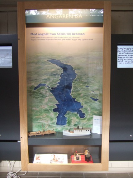 Utst&auml;llning i Fj&auml;r&aring;s Naturum. J&auml;rnv&auml;gen. Sj&ouml;fart p&aring; sj&ouml;n Lyngnern. /Allm&auml;nt/
