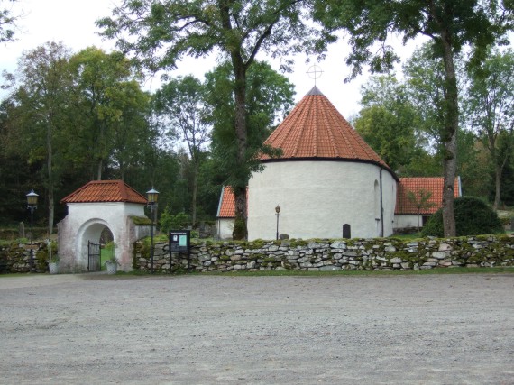 Hanhals kyrka. Den gamla medeltidskyrkan ans&aring;gs f&ouml;rfallen och i slutet av 1800-talet
byggdes d&auml;rf&ouml;r en ny kyrka i Hanhals. Den brann dock ner redan 1936. D&aring; besl&ouml;t man att restaurera den
gamla medeltidskyrkan. Resultatet blev en av Hallands vackraste kyrkobyggnader. /Hartwig B. mfl/